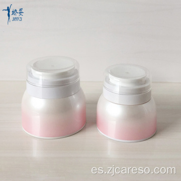 Frascos y botellas sin aire de color rosa para uso cosmético